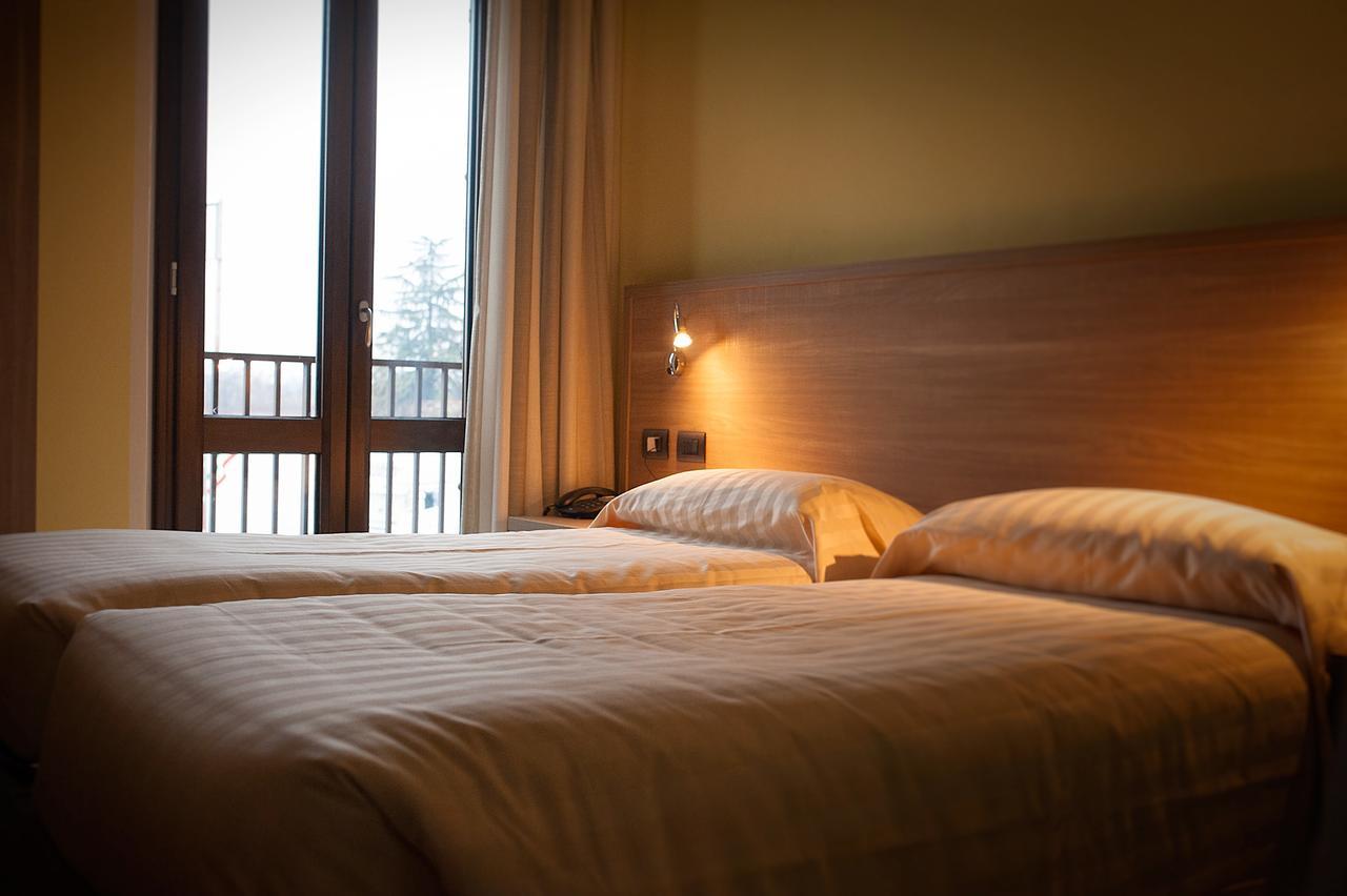 Hotel Ristorante Piccadilly Santhia Ngoại thất bức ảnh